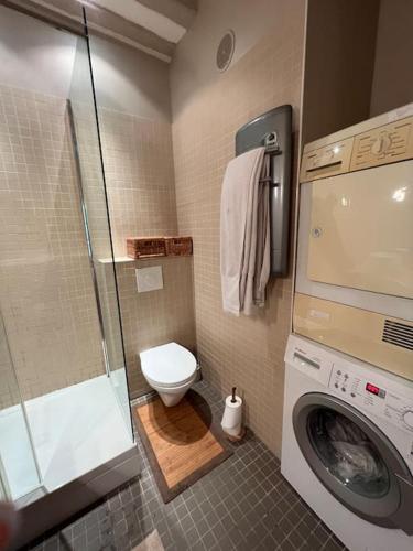 La salle de bains est pourvue de toilettes et d'un lave-linge. dans l'établissement La Clé d'Anne, à Saint-Germain-en-Laye