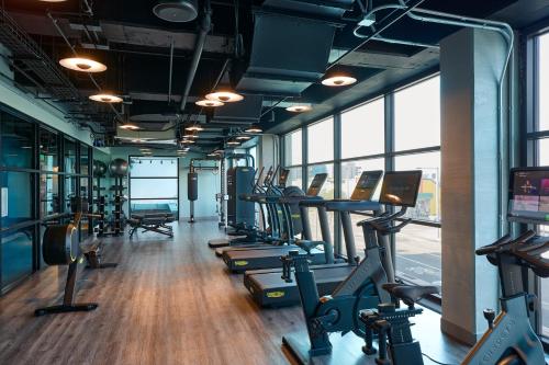Pusat kecergasan dan/atau kemudahan kecergasan di Moxy Virginia Beach Oceanfront