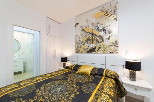 sypialnia z łóżkiem z żółtą i czarną narzutą w obiekcie Precioso loft El Arcángel junto a la Ribera w Kordobie