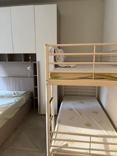 ローマにあるSan Pietro houseの二段ベッド2台とベッド1台が備わる客室です。