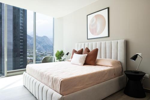 um quarto com uma cama grande e uma janela grande em Moderno departamento en Valle Poniente em Monterrey