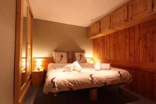 a bedroom with a bed with towels on it at Tignes Le Lac - Appartement au pied des pistes (6 personnes) in Tignes
