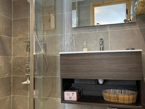 une salle de bain avec un lavabo et une douche dans l'établissement Moderne appartement 4 pers avec balcon sud, parking et WiFi - à 200m des pistes et navette - FR-1-623-255, aux Gets
