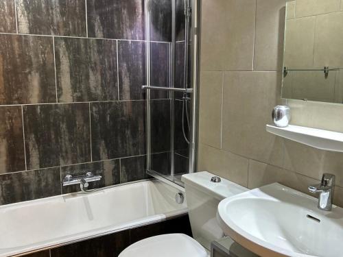 une salle de bain avec toilettes, lavabo et douche dans l'établissement Appartement 3* aux Gets, proche des pistes, balcon et terrasse, offre tout confort ! - FR-1-623-250, aux Gets
