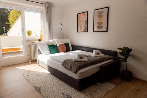 een slaapkamer met een bed met twee handdoeken erop bij Come4Stay Passau - Wohnung Eduard Hamm - 2 Zimmer I bis zu 4 Gäste in Passau