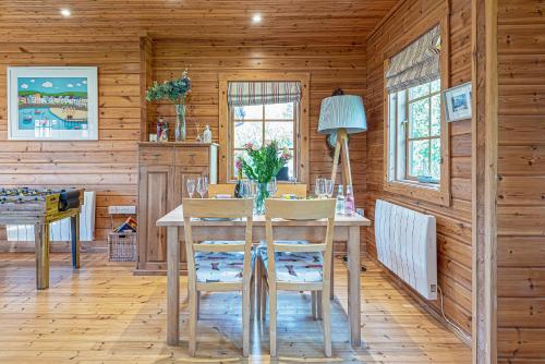 Galería fotográfica de Scandi Cabin in Heart of Anglesey with Parking en Llanfairpwllgwyngyll
