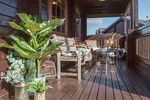 Un balcón o terraza en Scandi Cabin in Heart of Anglesey with Parking