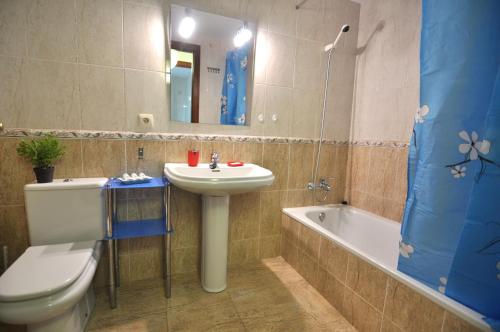 エンプリアブラバにあるRNET - BCel Empuriabravaのバスルーム(洗面台、トイレ、バスタブ付)