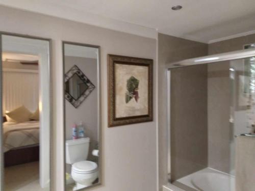 een badkamer met een douche, een toilet en een wastafel bij Naples' Hidden Gem in Naples
