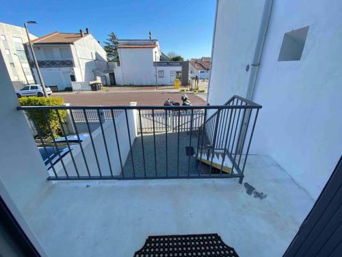 Il dispose d'un balcon avec une porte et un parking. dans l'établissement Maison de vacances 4 étoiles, à Saint-Georges-de-Didonne