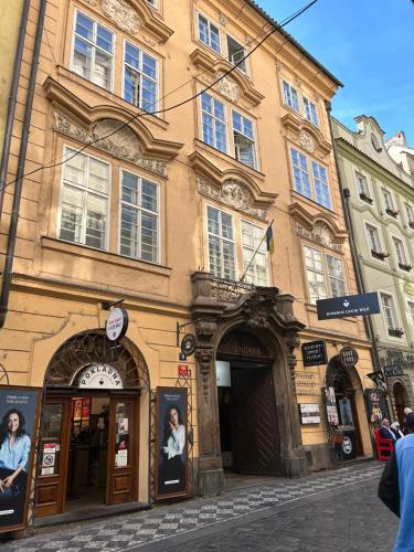 um edifício ao lado de uma rua em Pension Karlova em Praga