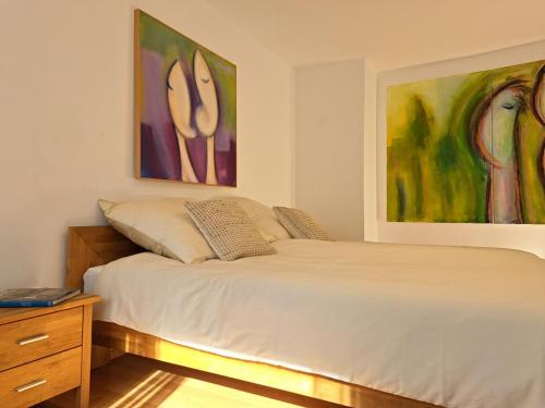a bedroom with a bed and a painting on the wall at Art & Living House in Schoneck