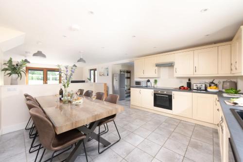 a kitchen with a table and chairs in a room at Robins Rest - Pets welcome - Free Parking - Backgarden in Perranporth