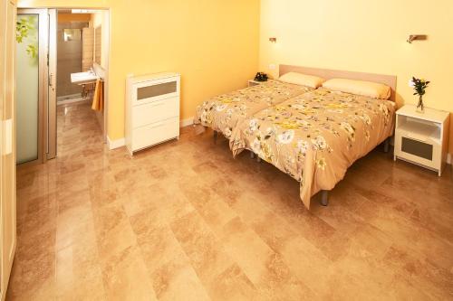 een slaapkamer met een bed en een houten vloer bij San Nicolás in Playa del Inglés