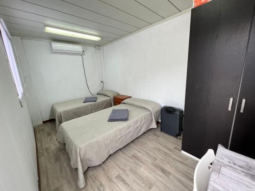 mały pokój z dwoma łóżkami w obiekcie Casa Marina w mieście Ceuta