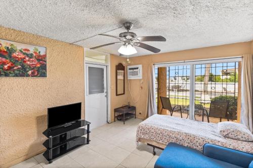 Schlafzimmer mit einem Bett und einem Deckenventilator in der Unterkunft One Nice Caribbean View condo in Christiansted