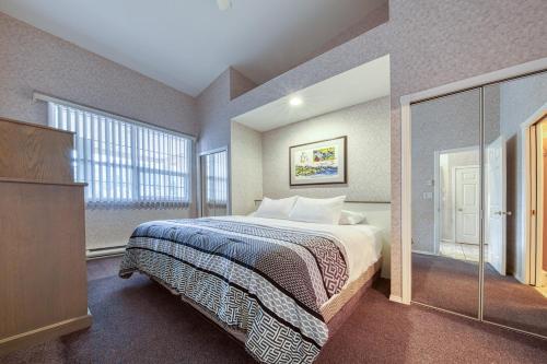 En eller flere senge i et værelse på Cozy Fairmont Hot Springs 1br Condo