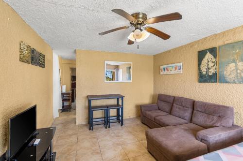 ein Wohnzimmer mit einem Sofa und einem Deckenventilator in der Unterkunft Caribbean home with a view condo in Christiansted