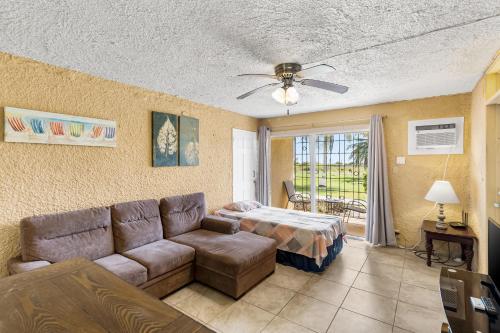 een woonkamer met een bank en een bed bij Caribbean home with a view condo in Christiansted