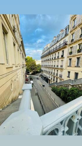 een balkon met uitzicht op een straat en gebouwen bij Superbe loft Pigalle / Opéra in Parijs