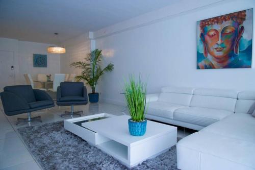 Gallery image of Top Floor Beachfront in Miami Beach 2 bedroom Condo Available Now!!!!! in Miami Beach