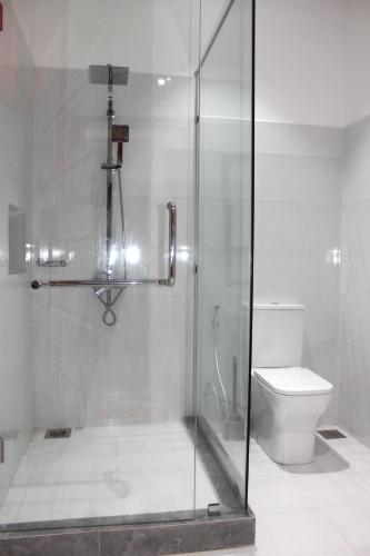 Un baño de Villa Janaliya