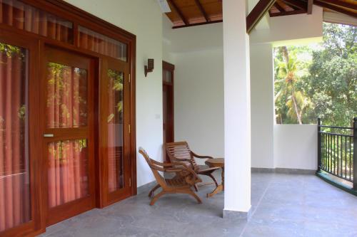 Un balcón o terraza en Villa Janaliya