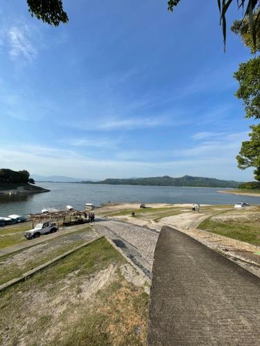 a road next to a body of water at Hotel y Café Ixmati Suchitoto in Suchitoto