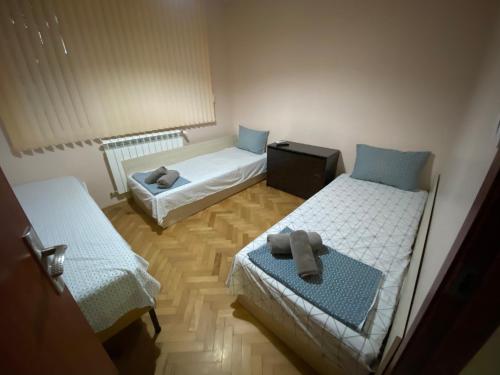 Luxury Apartment near Varna, located in Targovishte في تارغوفيشته: غرفة بسريرين