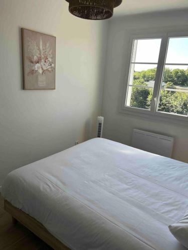 1 Schlafzimmer mit einem großen weißen Bett und 2 Fenstern in der Unterkunft Le Tendance Patte d'Oie - Lumineux T3 - 4 à 6 Pers in Toulouse