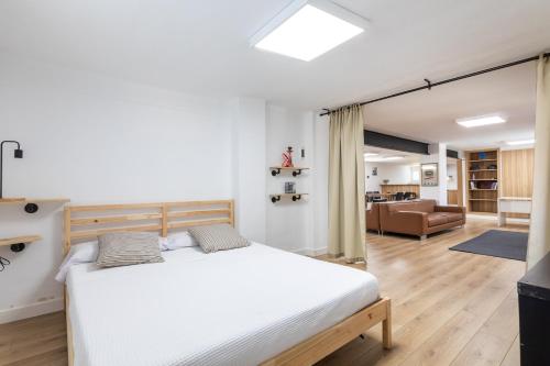 a bedroom with a bed and a living room at Magnifico Chalet en Montesano in San Antonio de Banageber