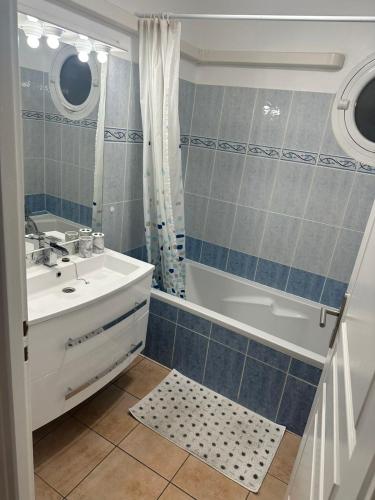 une salle de bain avec une baignoire, un lavabo et une douche dans l'établissement Appartement T3 meublé pour un séjour en toute tranquillité, à Perpignan