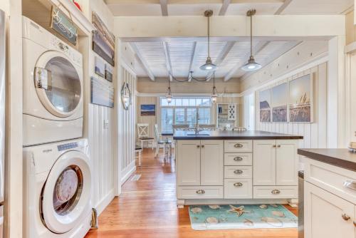 a laundry room with a washer and dryer at Oceans Away in Seaside