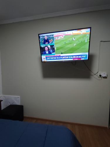 telewizor z płaskim ekranem wiszący na ścianie w obiekcie Depto Oro Verde w mieście Oro Verde