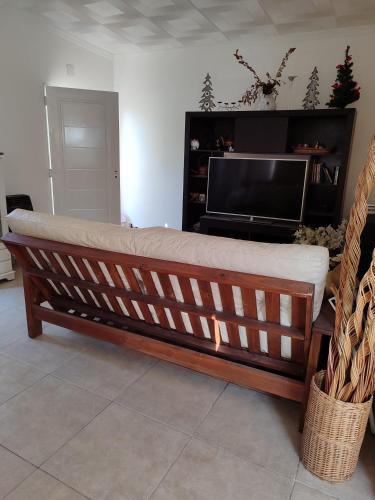 ein Sofa im Wohnzimmer mit TV in der Unterkunft Depto Oro Verde in Oro Verde