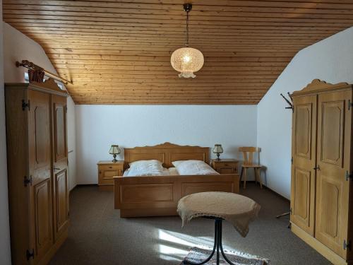een slaapkamer met een bed en een houten plafond bij Traumhafte Wohnung im Herzen von Zwiesel in Zwiesel