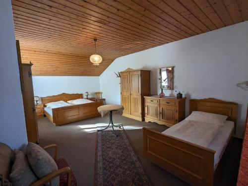 een slaapkamer met 2 bedden en een houten plafond bij Traumhafte Wohnung im Herzen von Zwiesel in Zwiesel