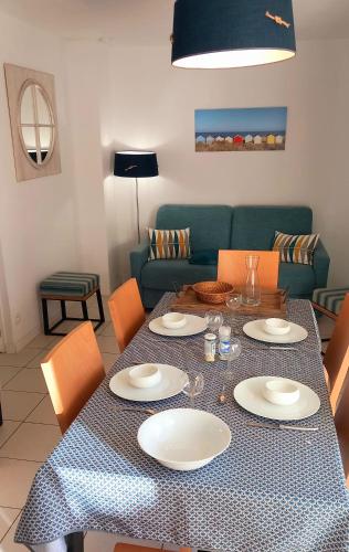 une salle à manger avec une table et un canapé bleu dans l'établissement 