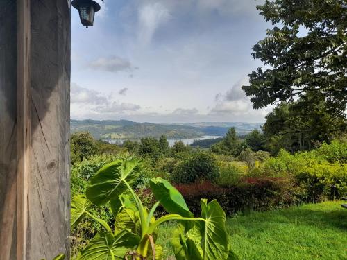 a view from the side of a house with a green yard at El Cobijo in Chocontá
