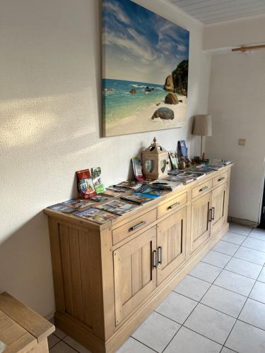 uma cozinha com um balcão com um quadro na parede em Okapi em Halle