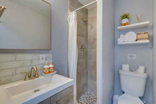 海沃德的住宿－Cozy Bay Area Vacation Rental with Patio，带淋浴、盥洗盆和卫生间的浴室