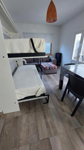 1 dormitorio con litera y mesa en Zafiro Mar del Plata en Mar del Plata
