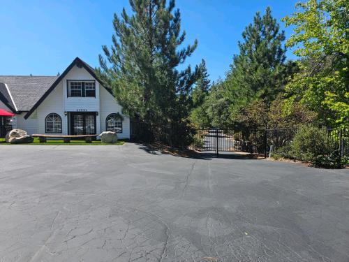 an empty parking lot in front of a house at Alhatti Christian Resort in Idyllwild