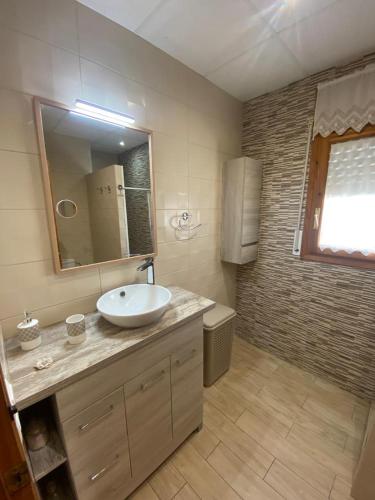 a bathroom with a sink and a mirror and a tub at Navarro1 in Riumar