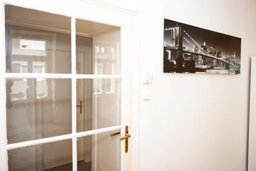 uma porta branca com uma imagem na parede em Premium 80 m2 Apartment - 5 min to Center - Free Parking em Viena