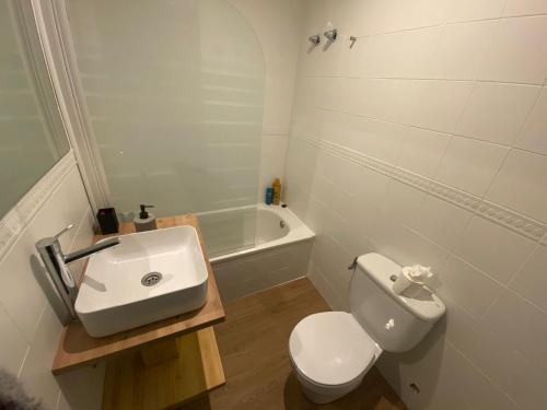 a bathroom with a sink and a toilet and a tub at APTO NUEVO - 2 habitaciones + 2 baños en zona baja in Sierra Nevada