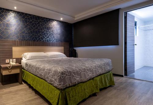 1 dormitorio con 1 cama y puerta corredera de cristal en Hotel Villa del Mar en Ciudad de México