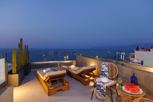 Balkón nebo terasa v ubytování Hersonissos Beach Front Suites