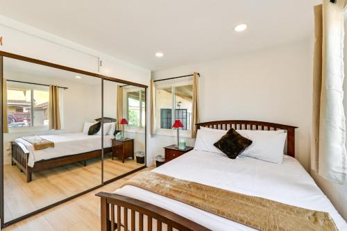 um quarto com uma cama e um espelho em Sunny San Diego Vacation Rental with Private Yard! em San Diego