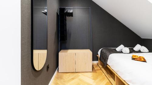 een slaapkamer met een bed en een surfplank aan de muur bij Premium Duplex in Bonfim by LovelyStay in Porto